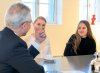 Schuelerschreibwettbewerb_OB_Feldmann_mit_Nele_und_Paula_copyright_Stadt_Frankfurt_Holger_Menzel.jpg