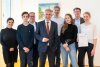 Schuelerschreibwettbewerb_OB_Feldmann_mit_Calogero_Paula_Nele_und_Eltern_copyright_Stadt_Frankfurt_Holger_Menzel.jpg