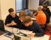 Schüler justieren Zählrohr und Strahlerstift.JPG